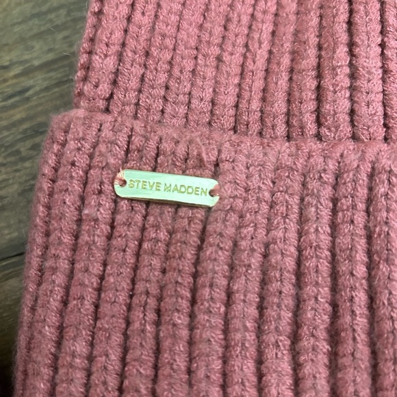 Set of two Knitted Winter Warm Beanies Unisex in Maroon and Mauve OS - Picture 3 of 6